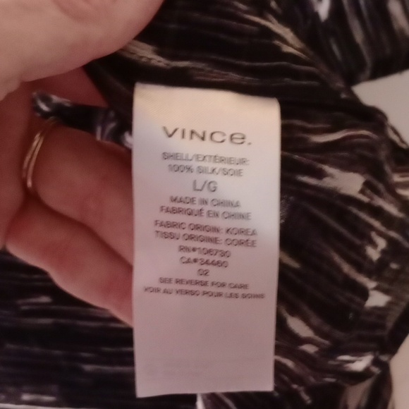 Vince silk black& white abstract print semi sheer blouse size Large - Picture 8 of 10